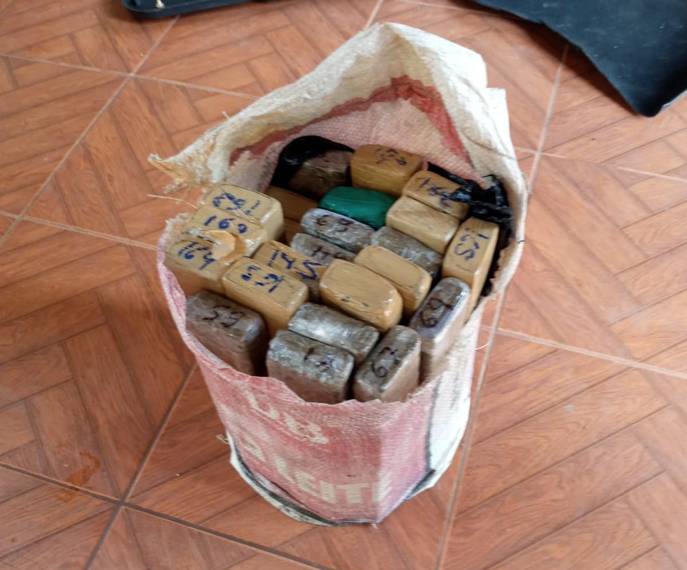 Flagrado com quase 25kg de entorpecentes, traficante do bairro nacional é preso em Porto Velho — Foto: Denarc/divulgação 