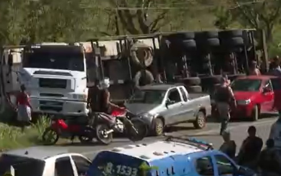 Carreta carregada de carne tomba na BR-415, no sul da BA, e carga é saqueada — Foto: Reprodução/TV Bahia