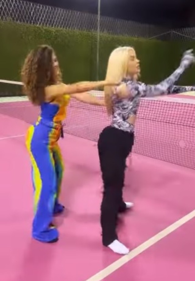 Luísa Sonza e Maisa Silva dançam "sentaDONA" (Foto: Reprodução/Instagram)