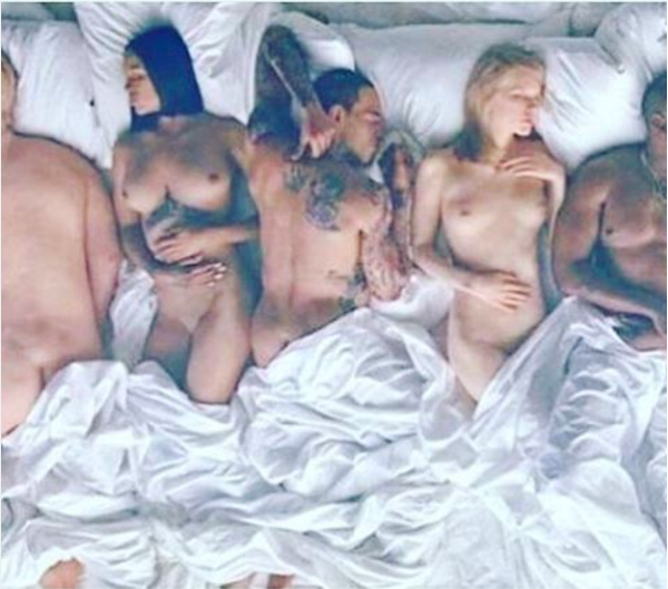 O cofrinho de Chris Brown no novo clipe de Kanye West (Foto: Instagram)