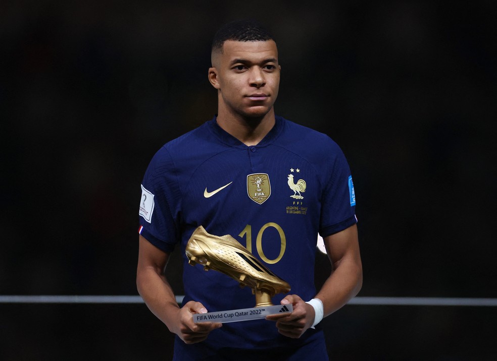 O francês Kylian Mbappé posa com seu prêmio Chuteira de Ouro durante a cerimônia de premiação após a final da Copa do Mundo no Catar — Foto: REUTERS/Kai Pfaffenbach