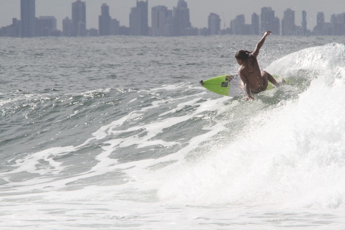 Silvana Lima treinando em Snapper Rocks, Gold Coast, nesta quinta-feira (Foto: Divulgação)
