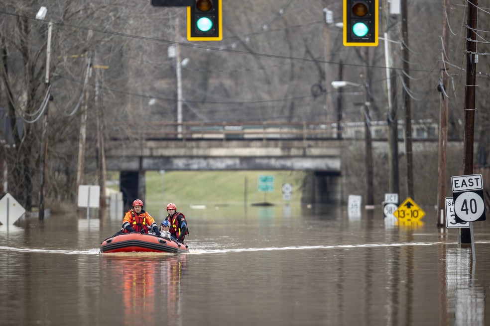 Bombeiros usam bote para resgatar a população das enchentes em Paintsville, no Kentucky, causadas pelas fortes chuvas — Foto: Ryan C. Hermens/Lexington Herald-Leader via AP