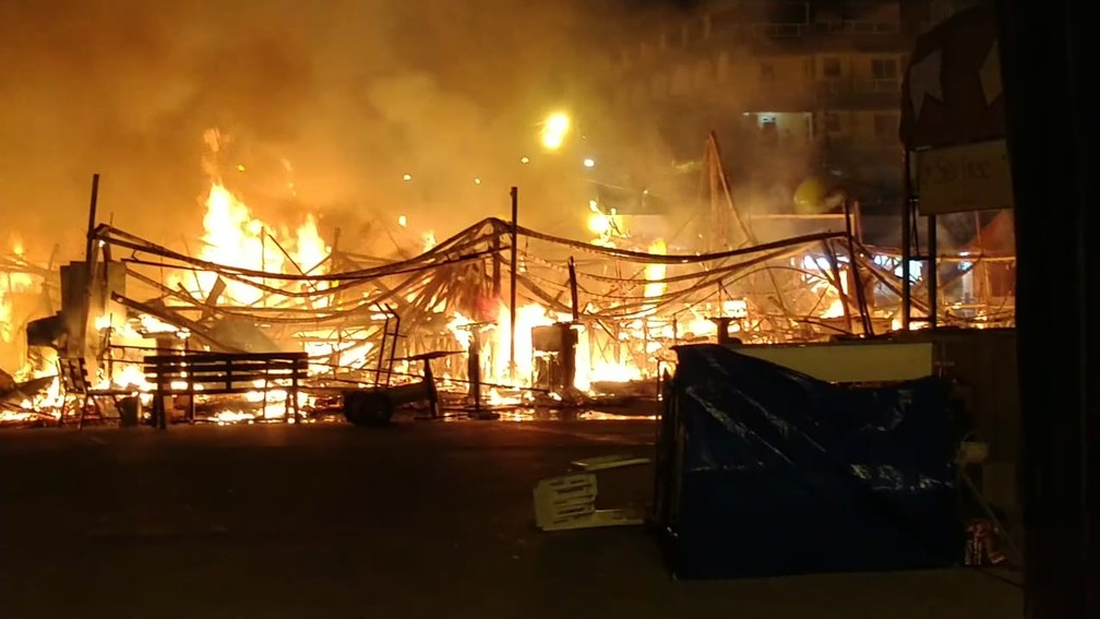 IncÃªndio no Parque do Povo (Foto: Luciano Diniz/G1)