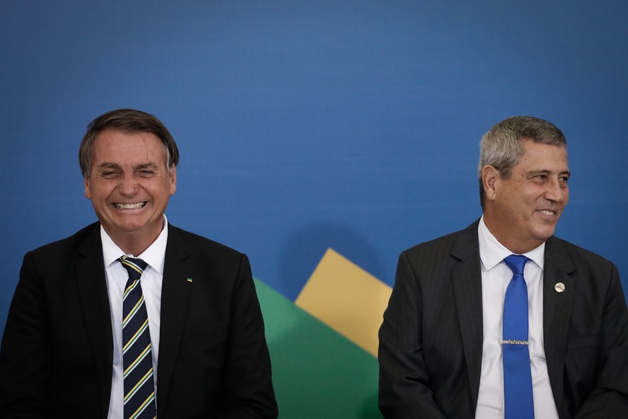 Bolsonaro e Braga Netto durante cerimônia no Palácio do Planalto: ex-presidente afirmou que antigo candidato a vice tem missão de organizar o PL nacionalmente