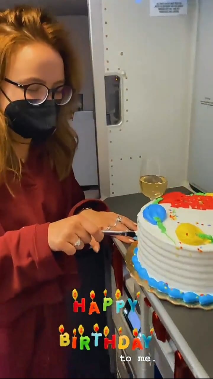 Larissa compartilhou com seguidores bolo que ganhou das amigas em voo de volta para o Brasil (Foto: Reprodução/Instagram)