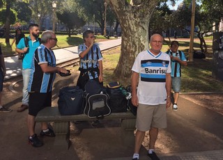 Gremistas fazem concentração em frente a hotel do Grêmio na Argentina