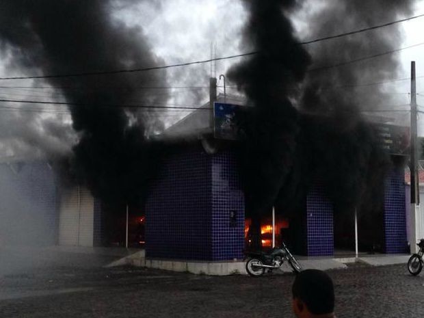 Revendedora de motos pega fogo em Itatim no interior da Bahia (Foto: Elizeu Sales/Portal Bahia News.Com)