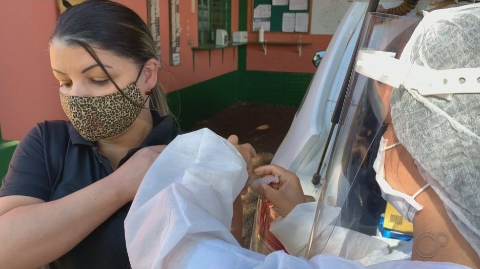 Fabiana recebeu a vacina durante a ida da equipe da prefeitura até a zona rural  — Foto: TV TEM / Reprodução 
