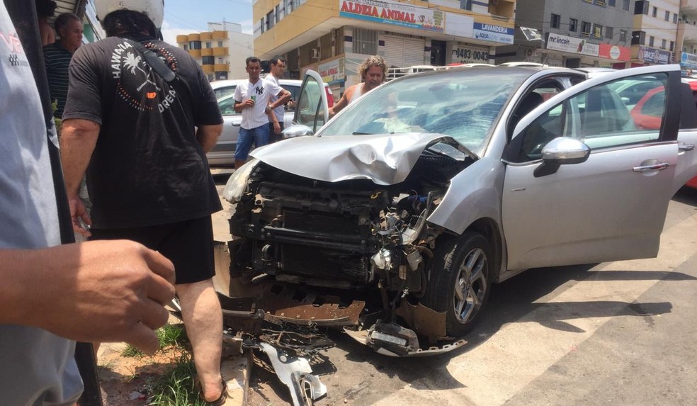 Carro atingido por dupla, em Sobradinho, no DF. Segundo polícia, veículo que provocou acidente 'estava em fuga' — Foto: Corpo de Bombeiros do DF / Divulgação