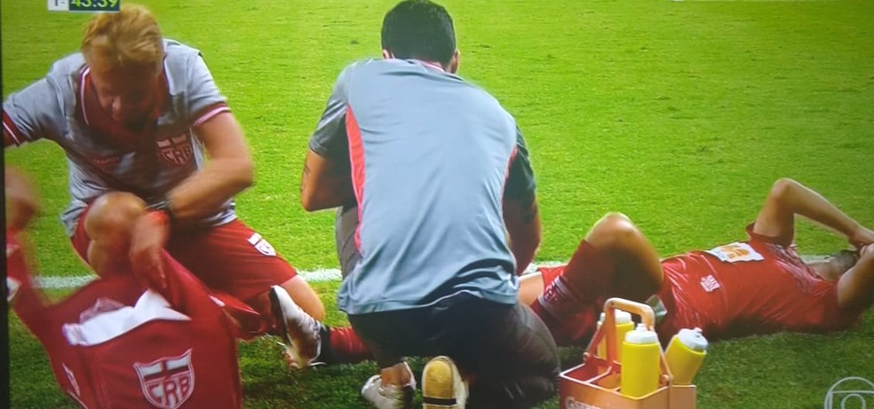 Rafael Longuine saiu machucado do jogo contra o Cruzeiro — Foto: Reprodução/GloboEsporte.com