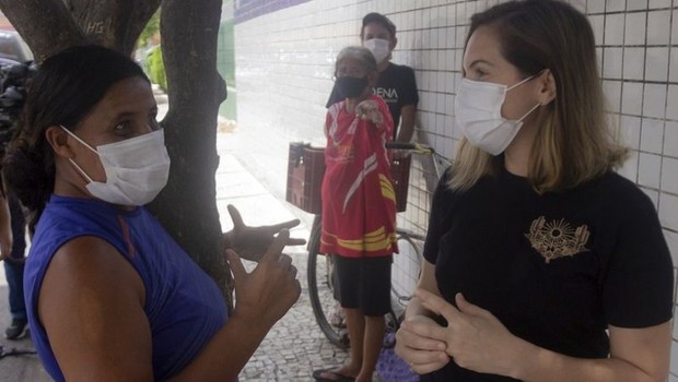 A farmacêutica Renata Eleutério, de 38 anos, tem liderado uma corrente solidária (Foto: Jonas Rio via BBC Brasil)