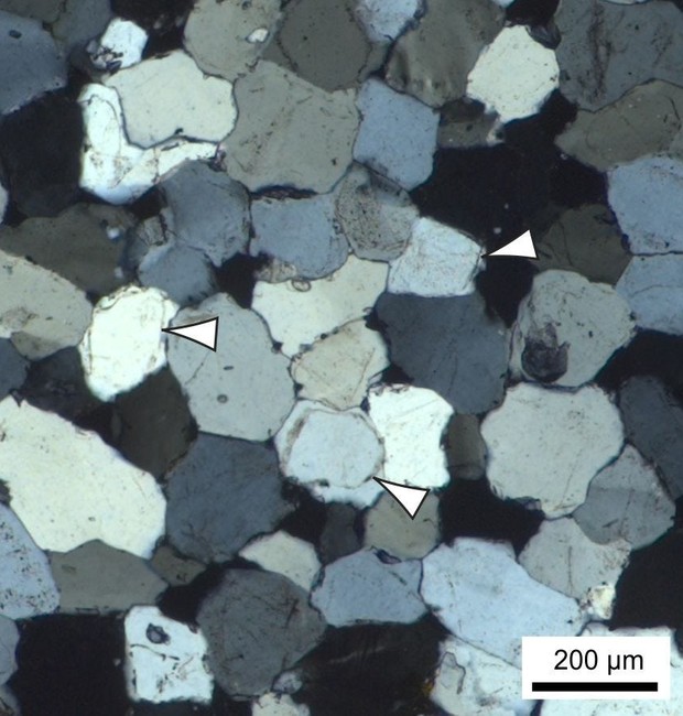 Imagem microscópica da amostra da pedra de Stonehenge mostra um mosaico de cristais de quartzo fortemente interligados (Foto: Divulgação / Museu de História Natural de Londres)