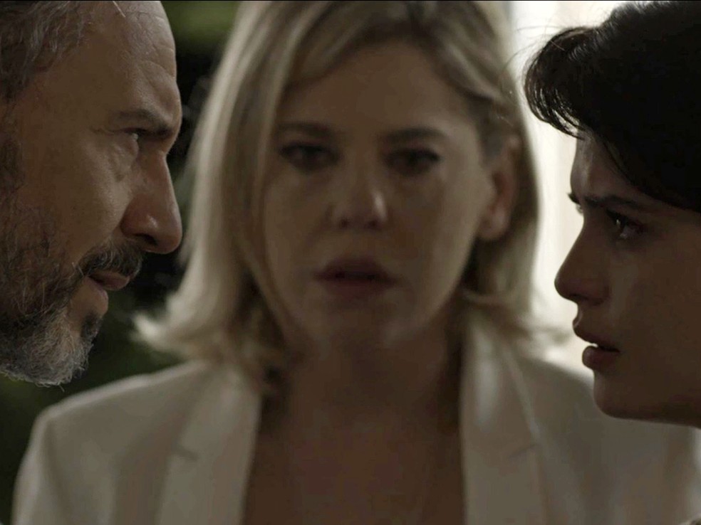 Henrique pergunta se a filha não ama a mãe (Foto: TV Globo)