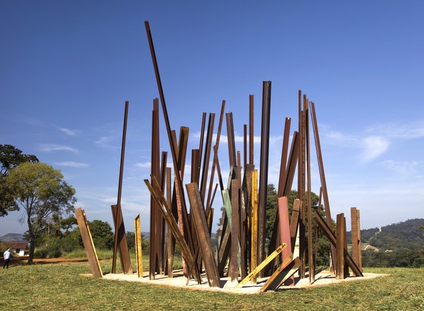 Como é um museu a céu aberto, o Inhotim comporta obras de grande porte, como a Beam Drop, do artista norte-americano Chris Burden (Foto: Eduardo Eckenfels / Divulgação)