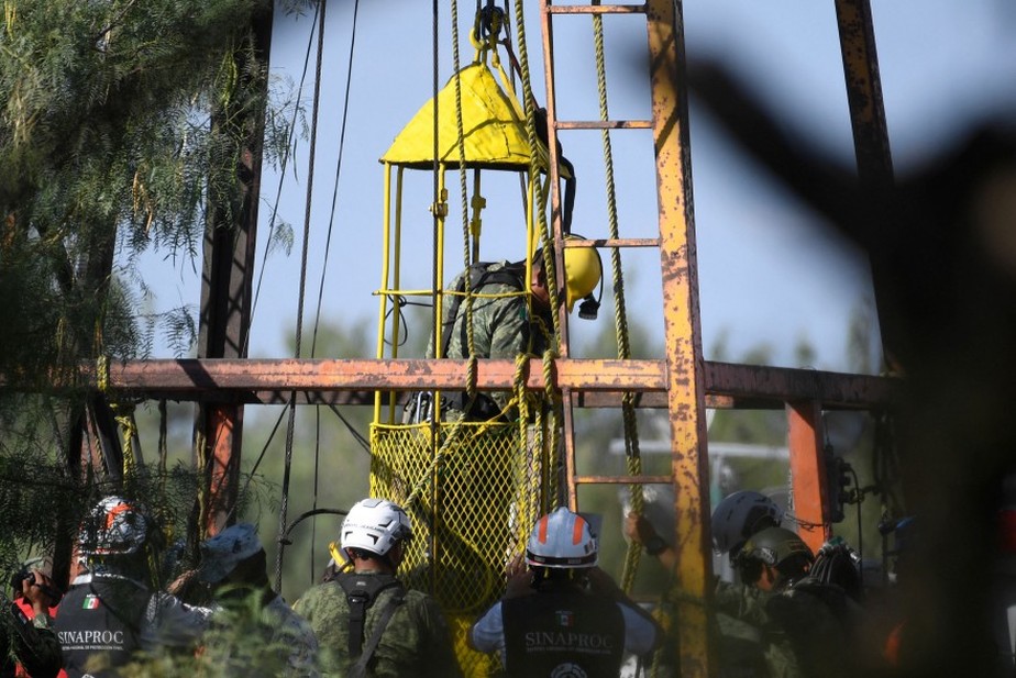 Socorrista durante tentativa para acessar mina onde 10 trabalhadores estão presos no México
