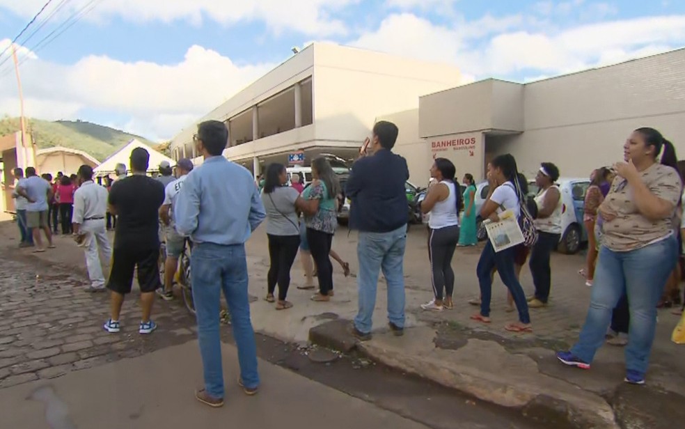 Moradores de Barão de Cocais se reúnem em ponto de encontro durante treinamento simulado de fuga em caso de rompimento de barragem — Foto: Reprodução/TV Globo