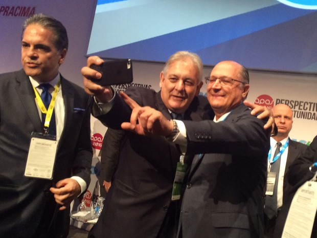 Alckmin posa para selfie em evento na Zona Norte de SP (Foto: Karina Trevizan/G1)