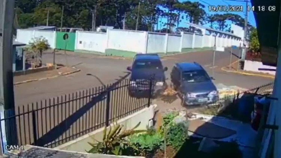 Acidentes ocorreram no intervalo de quatro dias e atingiram o muro da mesma casa — Foto: Reprodução/Redes Sociais