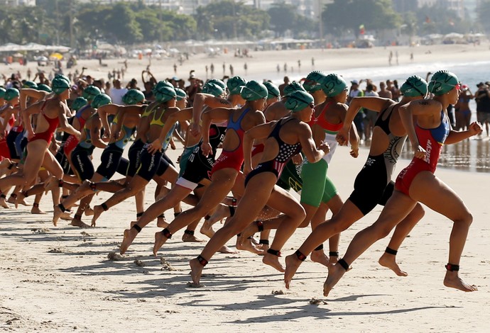 Mulheres largam em direção à água no evento-teste de triatlo no Rio de Janeiro (Foto: REUTERS/Sergio Moraes)