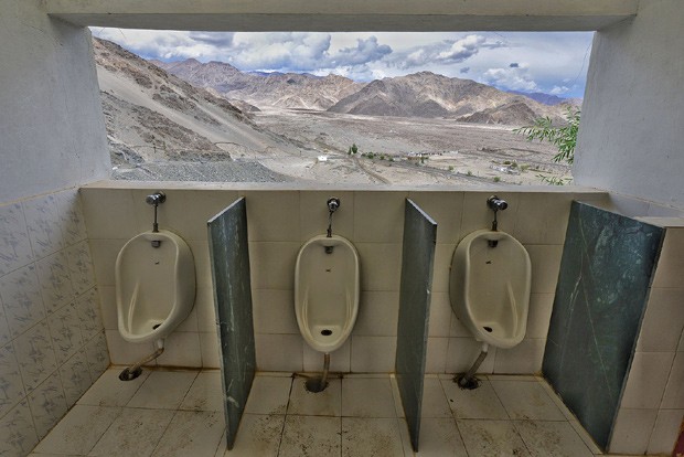 A visão panorâmica do toalete do monastério de Thiksey, na Índia (Foto: Divulgação)