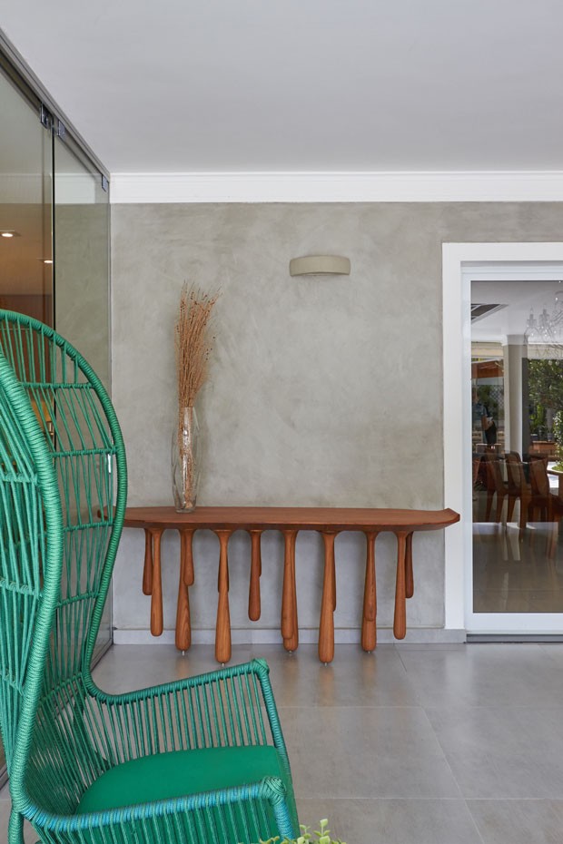 Itens de design levam sofisticação para apartamento com décor neutro  (Foto: Divulgação)