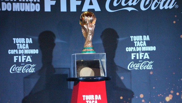 Taça da Copa do Mundo em exposição na capital sul-mato-grossense (Foto: Hélder Rafael)