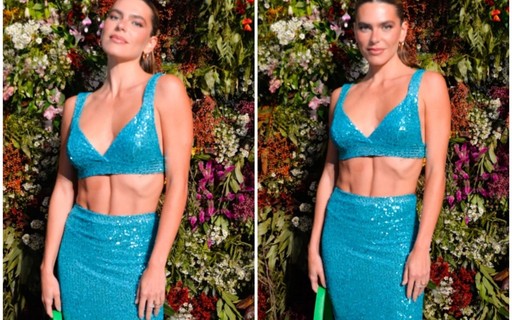 Mariana Goldfarb deixa a barriga sarada de fora em look azul para evento de moda em São Paulo