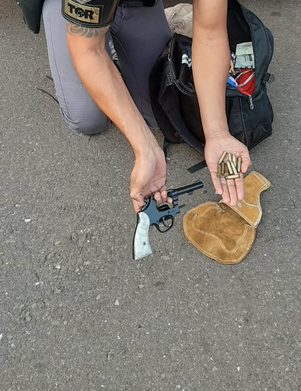 Revólver e munições foram apreendidos — Foto: Polícia Rodoviária