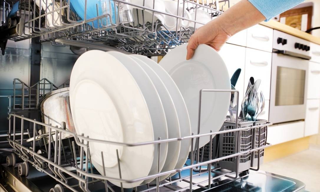 A lava-louças é capaz de fazer uma limpeza satisfatória em um grande volume de louças. (Foto: Getty Images)