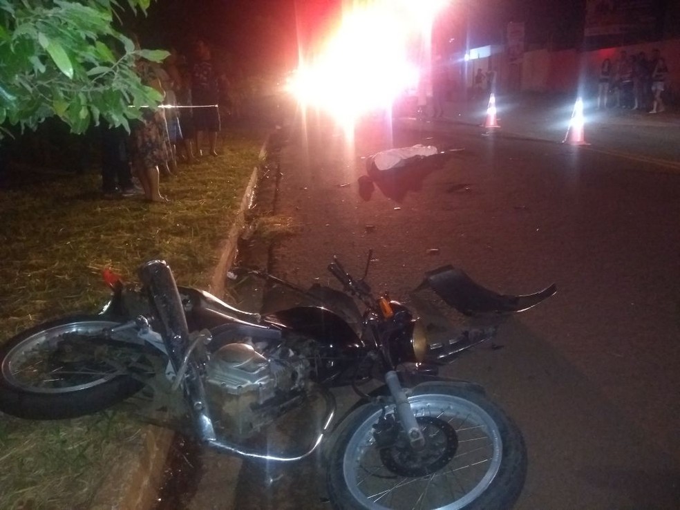 Piloto de moto estaria em alta velocidade e tentou ultrapassagem em MS, diz polÃ­cia (Foto: PolÃ­cia Militar/DivulgaÃ§Ã£o)