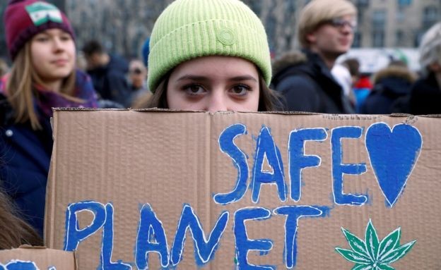 BBC - Estudantes passaram a realizar manifestações de rua para pressionar por políticas ambientais (Foto: REUTERS via BBC)
