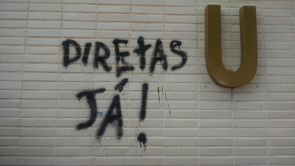 Ministério de Minas e Energia tem fachada pichada com frase 'Diretas, Já' (Foto: Letícia Carvalho/G1)