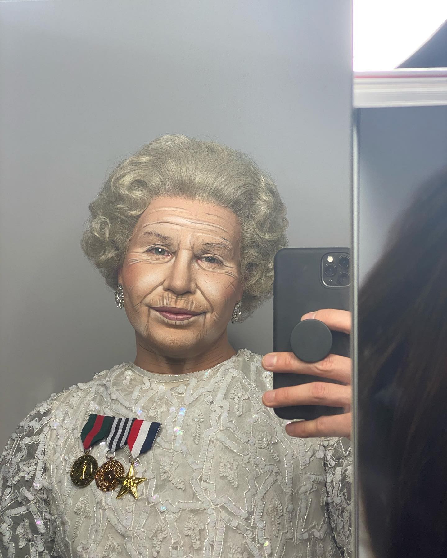 Alexis Stone como Rainha Elizabeth II — Foto: Instagram
