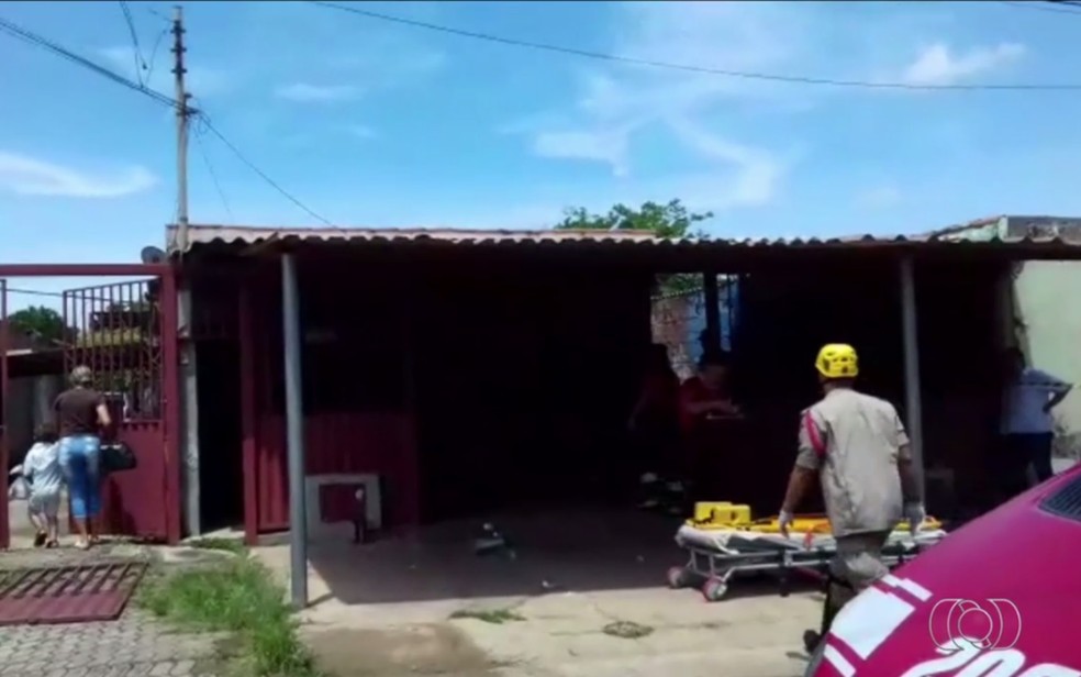 Homem morreu e criança ficou gravemente ferida no Parque Oeste Industrial (Foto: TV Anhanguera/Reprodução)
