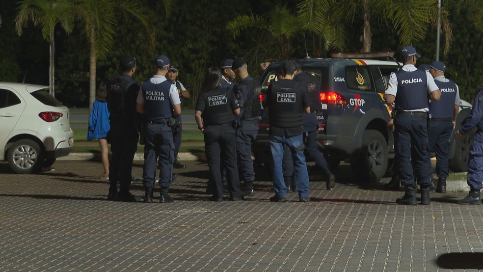 Operação faz buscas no Deck Sul, em Brasília, na madrugada deste sábado (12) — Foto: TV Globo/Reprodução