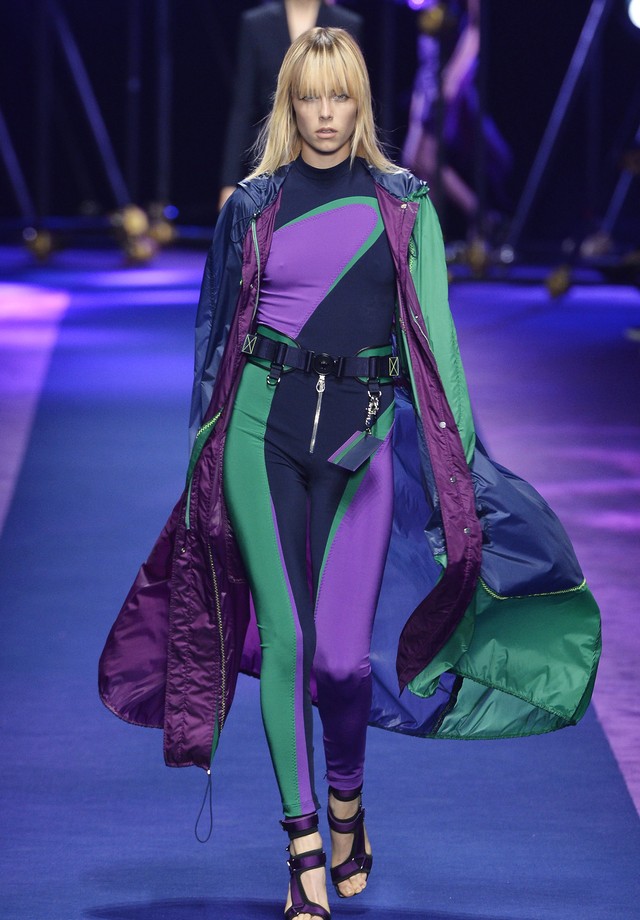 SuzyMFW Versace's Ode To Strong Women - Vogue | en