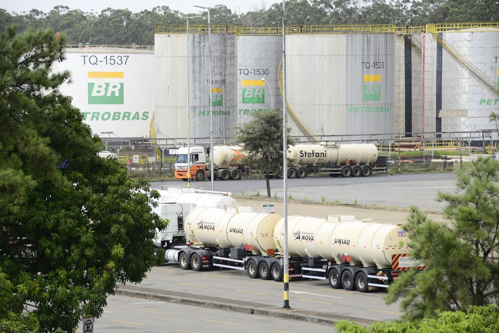 Gasolina vai subir? Petrobras não reajusta preço há mais de 70 dias; intervalo é o maior desde 2019 | Economia | G1