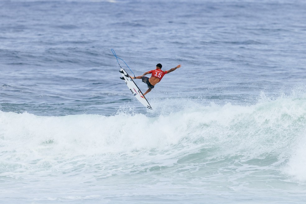 Italo Ferreira conseguiu vitória épica nas quartas do Rio Pro — Foto: Daniel Smorigo/WSL