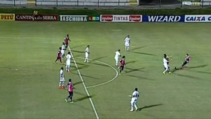 Rafael Miranda tromba com árbitro e Paraná faz o gol (Foto: Reprodução)