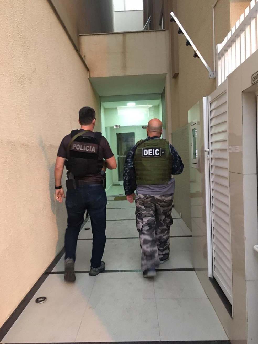 Policiais cumprem mandados judiciais na Operação Argamassa — Foto: Polícia Civil/Divulgação