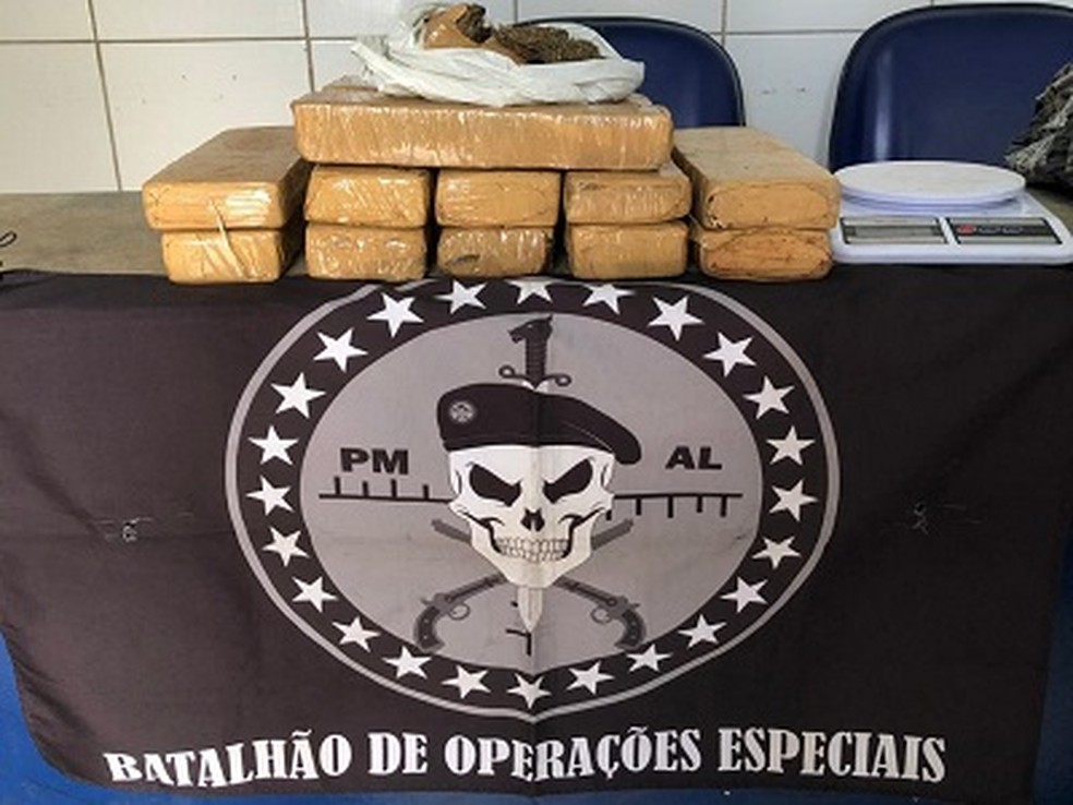 Maconha e balança de precisão apreendidos na Vila Saem, no bairro do Pinheiro. — Foto: Ascom/Bope
