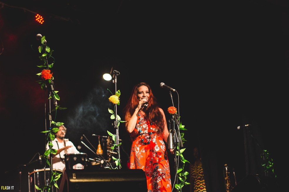 MÃºsica de Renata Barros tem influÃªncia de Maria BethÃ¢nia e Chico Buarque. (Foto: Flash It/DivulgaÃ§Ã£o)