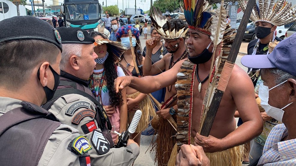 Pol&iacute;cia Militar esteve em protesto dos &iacute;ndios em frente a empresa de &ocirc;nibus, em Jo&atilde;o Pessoa &mdash; Foto: Walter Paparazzo/G1