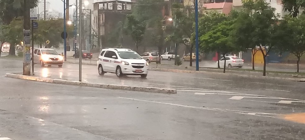 Pista da Avenida Vasco da Gama molhada na manhã desta segunda-feira (6) de chuva em Salvador — Foto: Cid Vaz/TV Bahia
