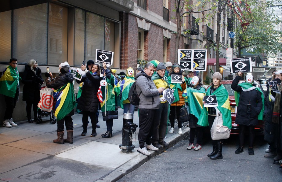 Manifestantes se concentram em porta de hotel de autoridades em Nova York