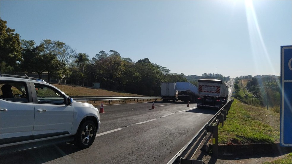 Trânsito foi parcialmente normalizado na Rodovia Raposo Tavares, em Presidente Prudente, na tarde desta quarta-feira (21) — Foto: Paula Sieplin/TV Fronteira