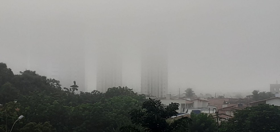 Névoa cobre prédios na região metropolitana de Natal — Foto: Hudson Helder/Cedida
