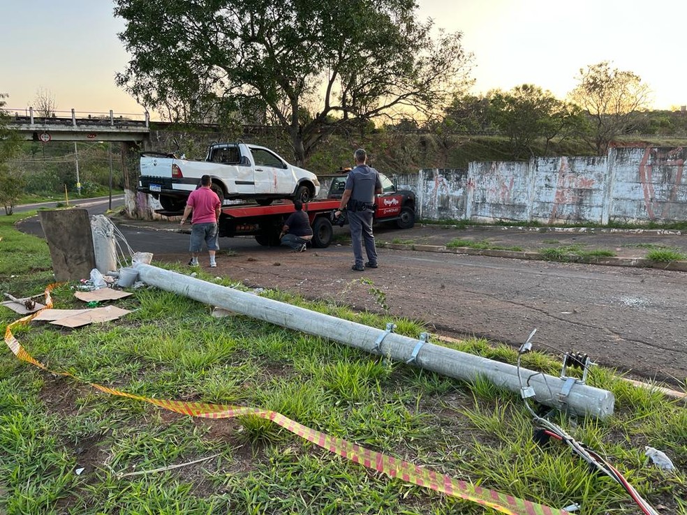Poste chegou a cair com impacto da batida em Bauru — Foto: Gabriel Pelosi/TV TEM
