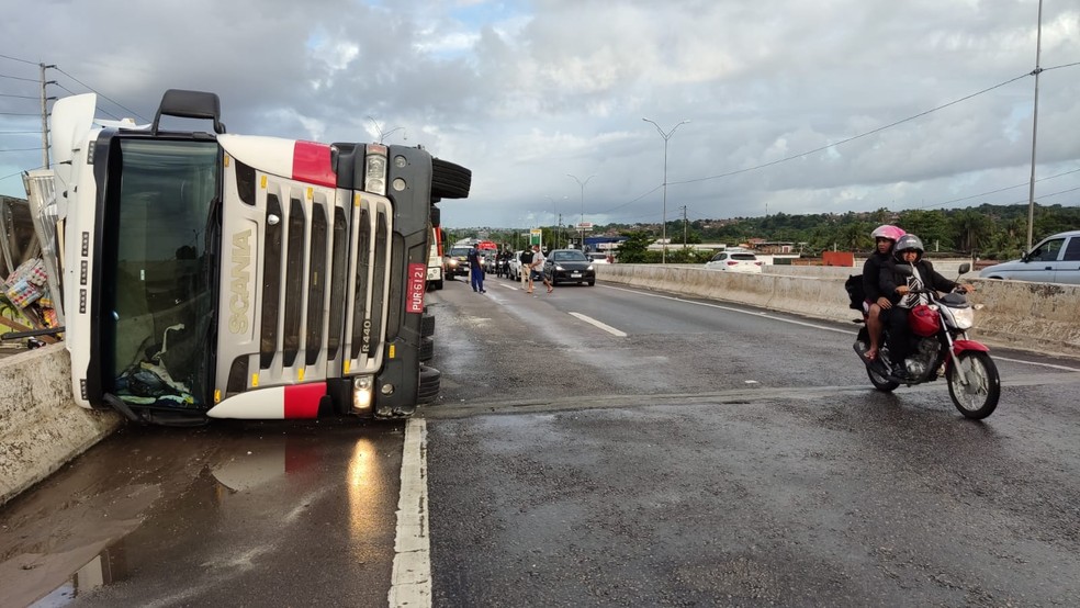 Caminhão tomba e carga de inceticidas é saqueada na Grande João Pessoa — Foto: Plínio Almeida / Tv Cabo Branco